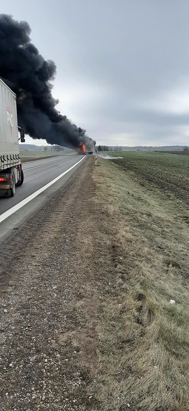 Vaizdas sukrečia: kelyje „Via Baltica“ vilkikas virto ugnies fakelu