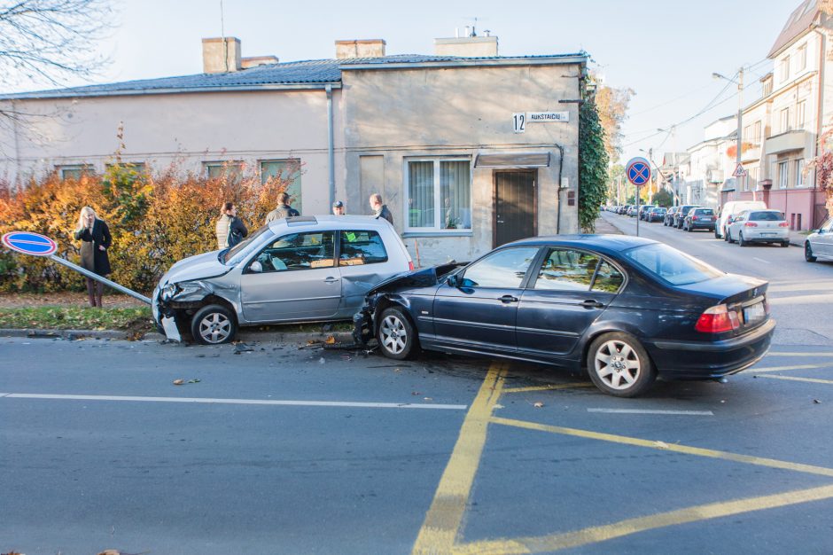 Po BMW ir „Volkswagen“ susidūrimo kliuvo ir kelio ženklui