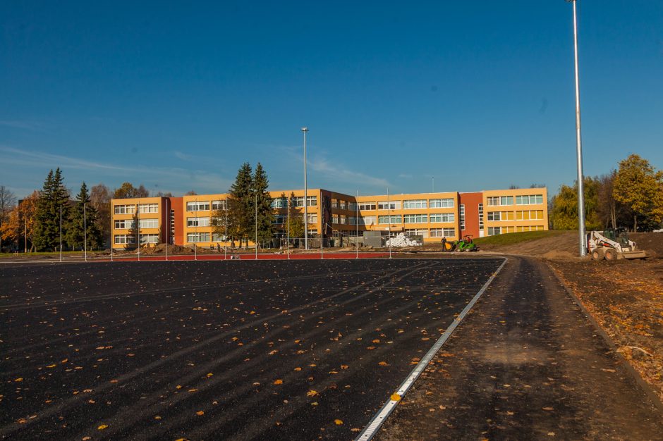 Užkliuvo aplink stadioną tveriama tvora: vaikams teks pėdinti didžiulį ratą