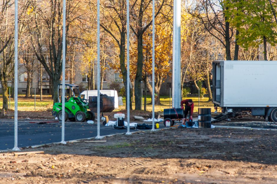 Užkliuvo aplink stadioną tveriama tvora: vaikams teks pėdinti didžiulį ratą