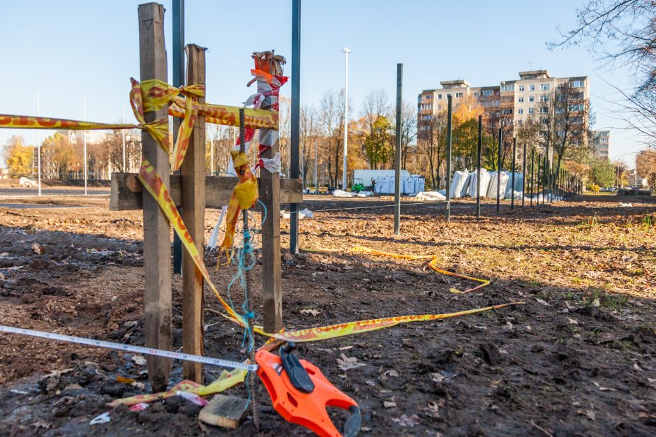 Užkliuvo aplink stadioną tveriama tvora: vaikams teks pėdinti didžiulį ratą