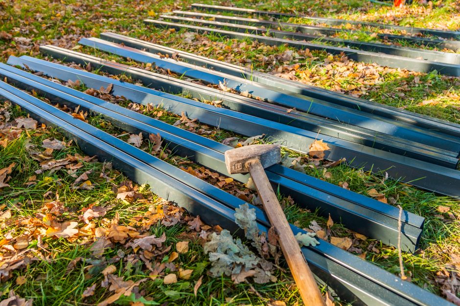 Užkliuvo aplink stadioną tveriama tvora: vaikams teks pėdinti didžiulį ratą