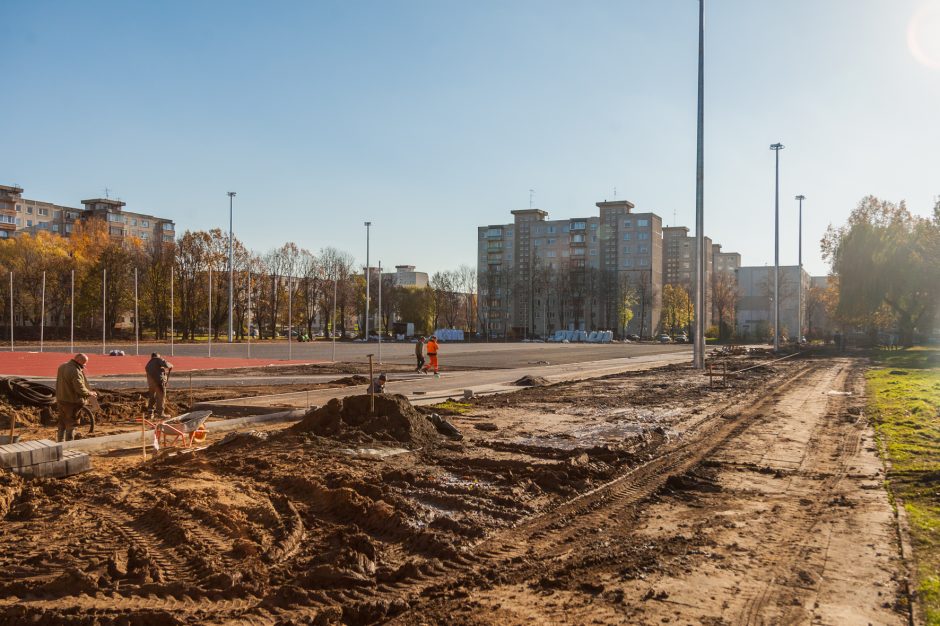 Užkliuvo aplink stadioną tveriama tvora: vaikams teks pėdinti didžiulį ratą