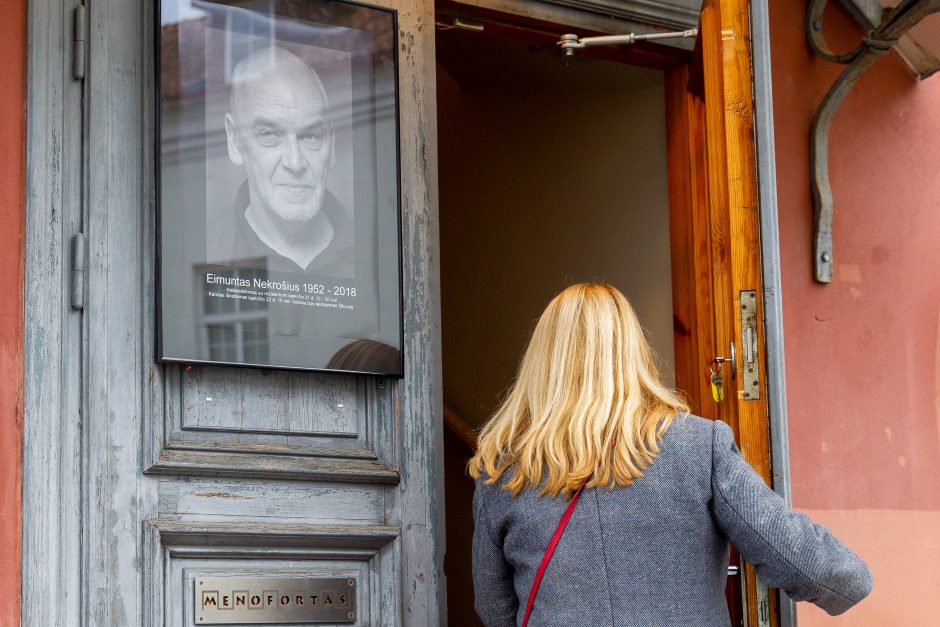 Į atsisveikinimą su teatro genijumi E. Nekrošiumi renkasi minios žmonių