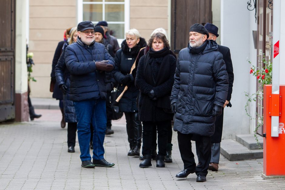 Į atsisveikinimą su teatro genijumi E. Nekrošiumi renkasi minios žmonių