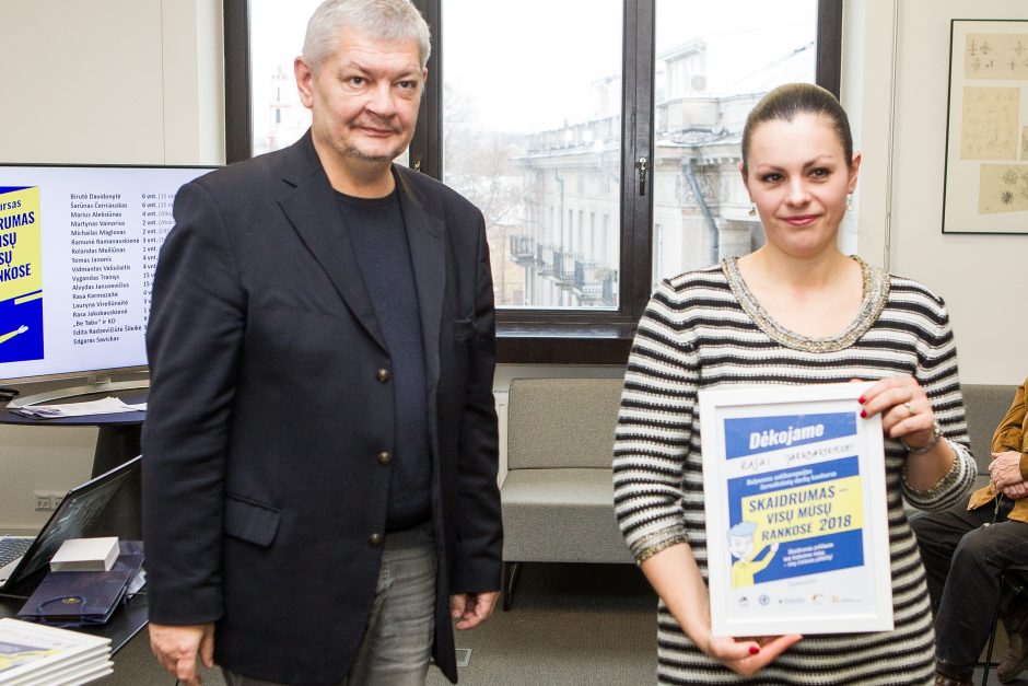 „Kauno dienos“ žurnalistės rankose – apdovanojimas už antikorupcijos darbus
