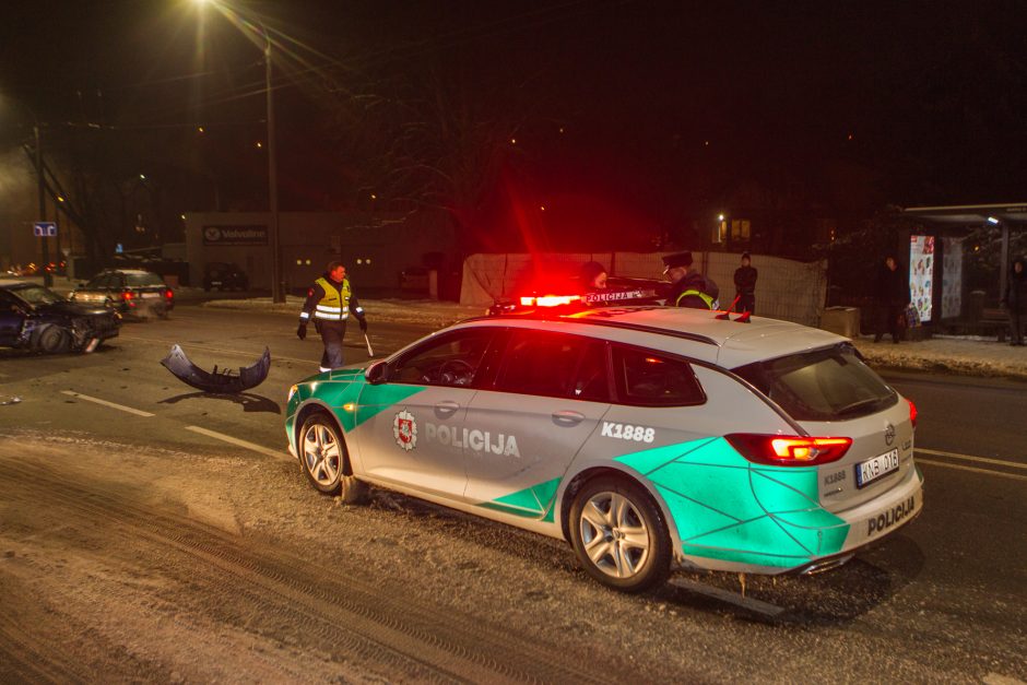 Į avariją Varnių gatvėje pateko taksi automobilis – yra nukentėjusiųjų