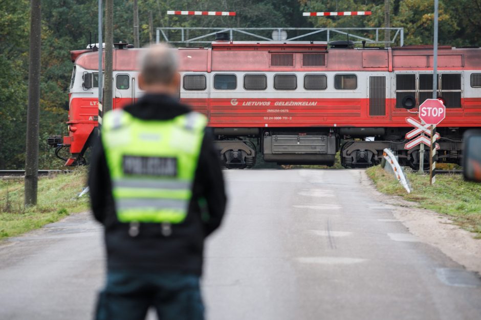 Šančiuose automobilis rėžėsi į vagoną: kaip įmanoma nepastebėti traukinio?