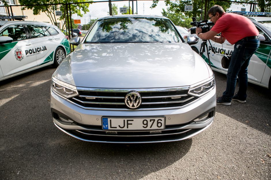 Kaune pristatytas naujasis nežymėtas policijos automobilis