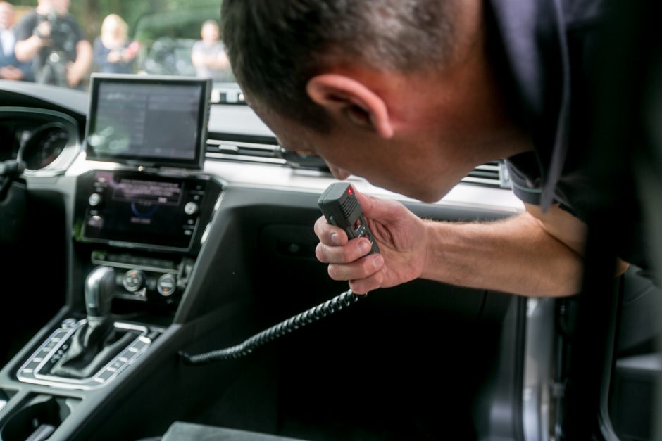 Kaune pristatytas naujasis nežymėtas policijos automobilis