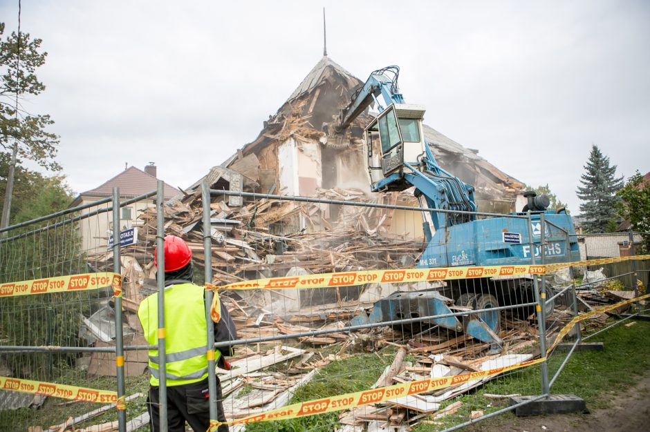 Žaliakalnyje toliau įžūliai naikinamas paveldo namas