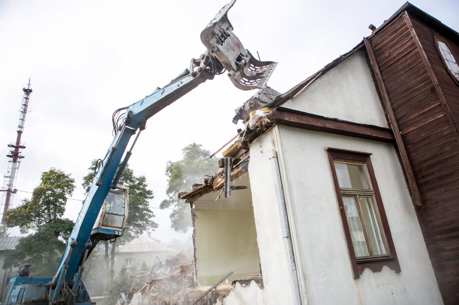 Žaliakalnyje toliau įžūliai naikinamas paveldo namas