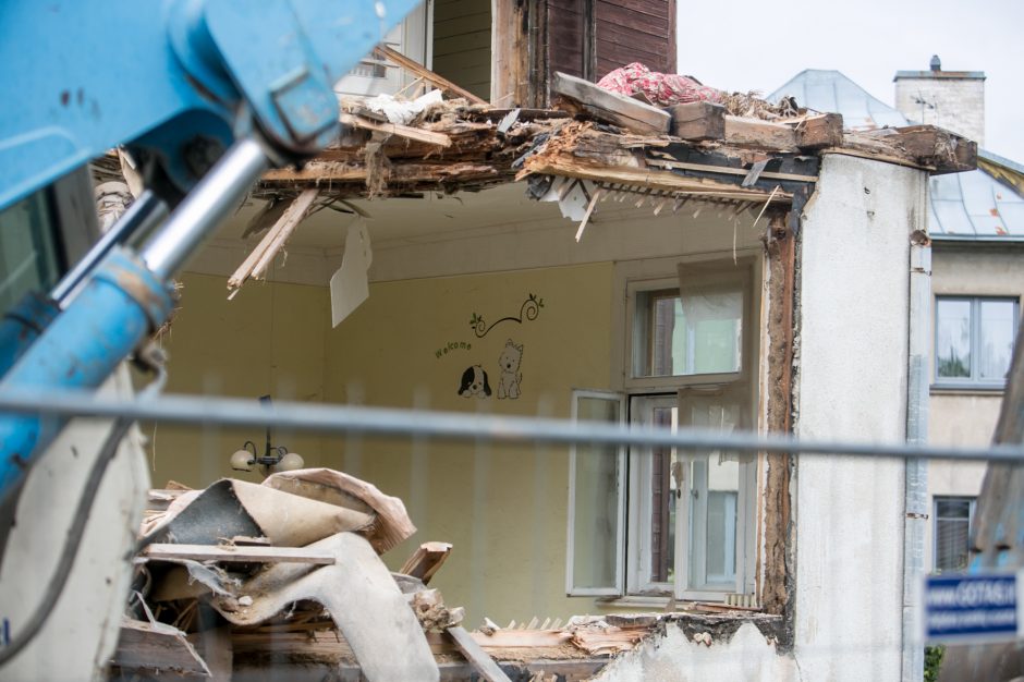 Žaliakalnyje toliau įžūliai naikinamas paveldo namas