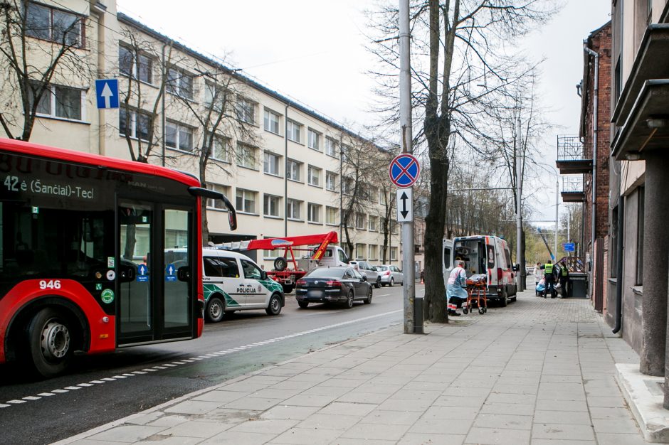 Kauno centre partrenkta neleistinoje vietoje gatvę kirtusi senolė