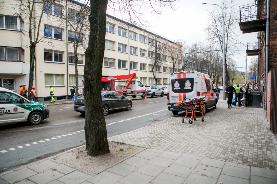 Kauno centre partrenkta neleistinoje vietoje gatvę kirtusi senolė