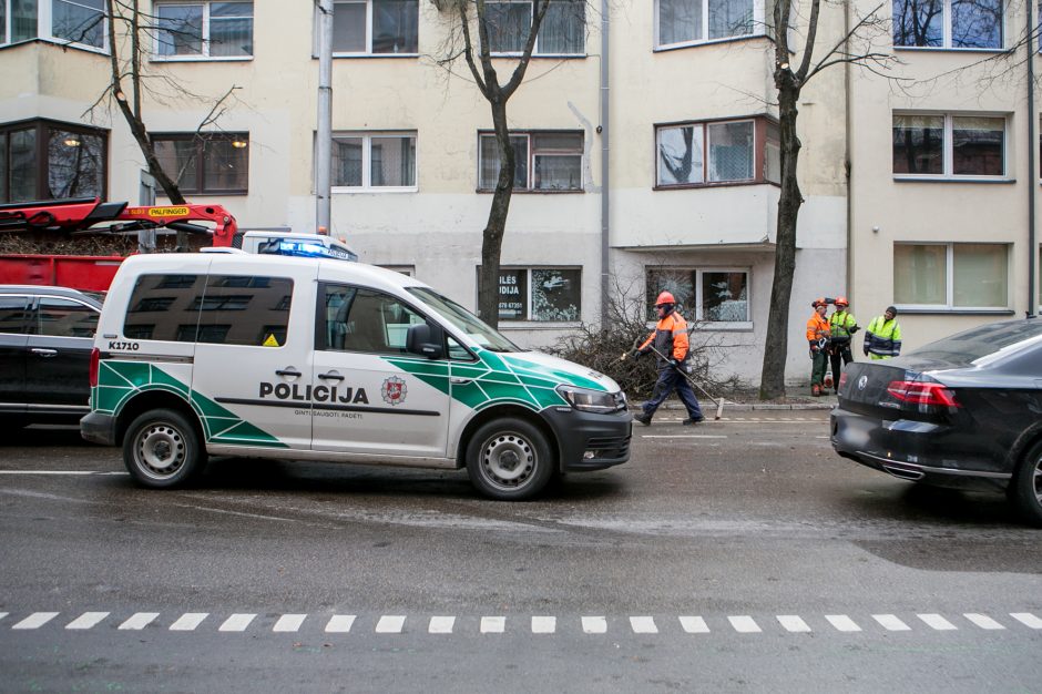 Kauno centre partrenkta neleistinoje vietoje gatvę kirtusi senolė