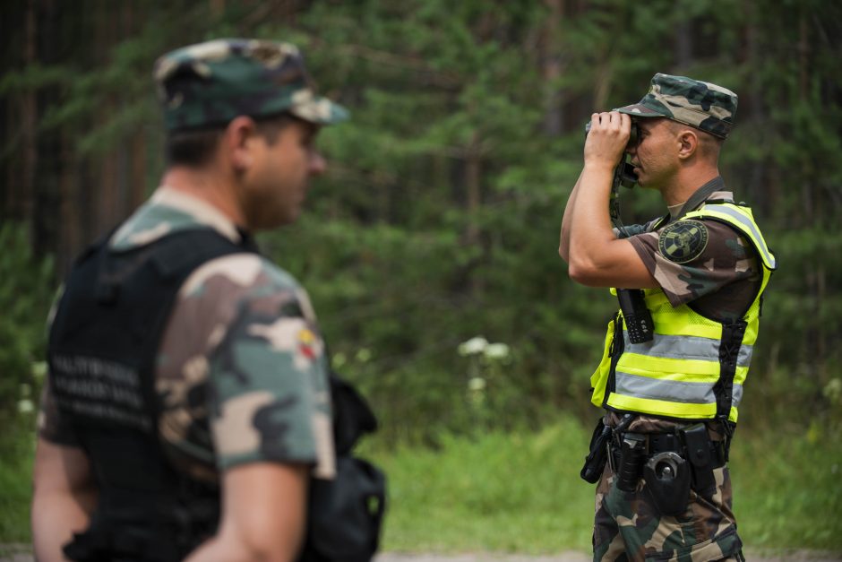 Du Indijos piliečiai norėjo užsidirbti iš nelegalų gabenimo, bet atsidurs Lietuvos kalėjime