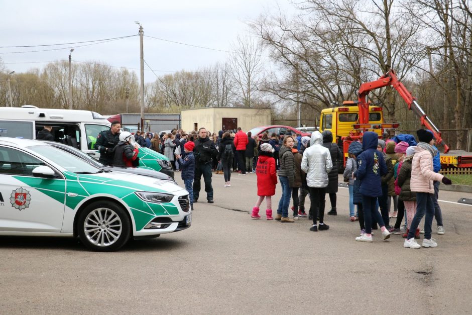 Pareigūnų organizuotoje atvirų durų dienoje – daugiau nei tūkstantis moksleivių