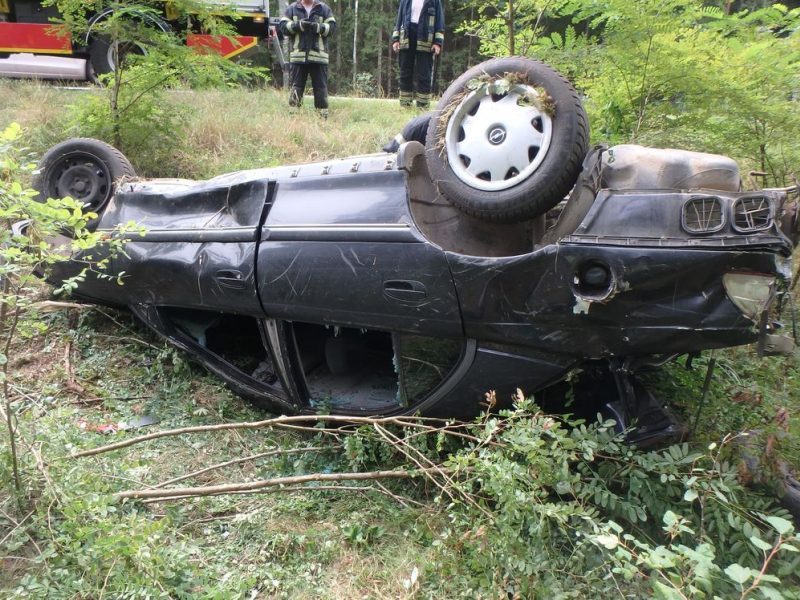 Varėnos rajone į medžius atsitrenkė automobilis, rastas miręs žmogus