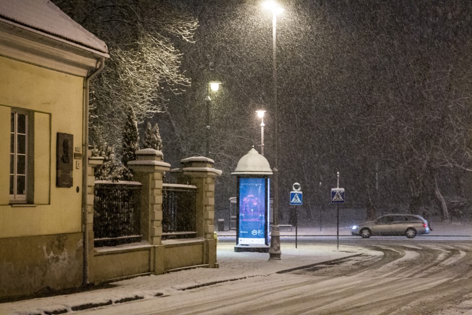 Vairuokite atsargiai: naktį eismo sąlygas sunkins plikledis