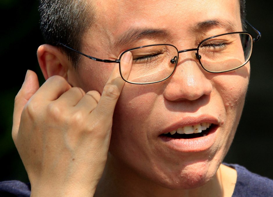 Kinija spaudžiama suteikti laisvę mirusio disidento našlei