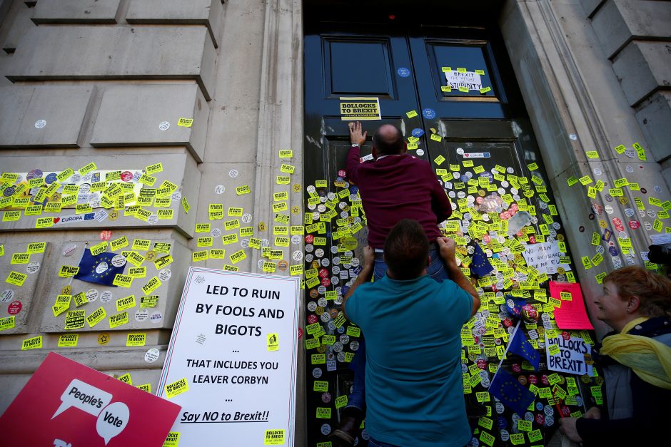 Londono gatves užkimšę demonstrantai reikalavo naujo balsavimo dėl „Brexit“