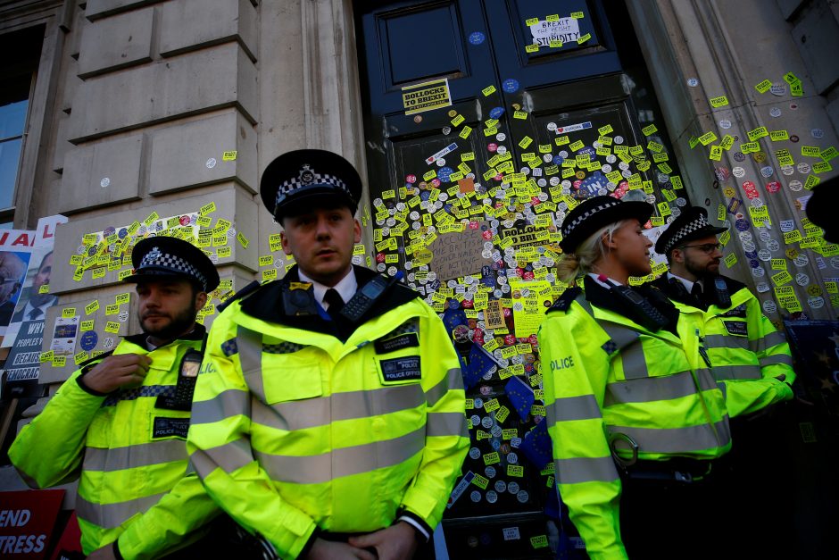 Londono gatves užkimšę demonstrantai reikalavo naujo balsavimo dėl „Brexit“