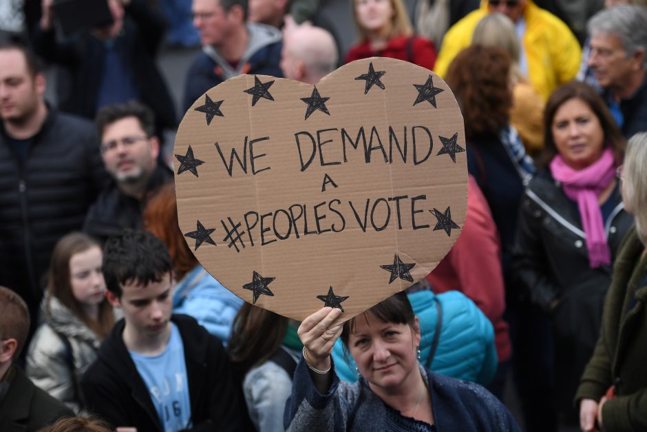 Londono gatves užkimšę demonstrantai reikalavo naujo balsavimo dėl „Brexit“