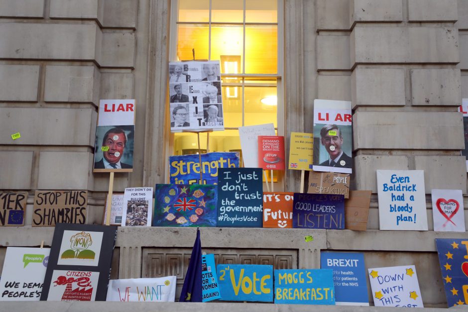 Londono gatves užkimšę demonstrantai reikalavo naujo balsavimo dėl „Brexit“