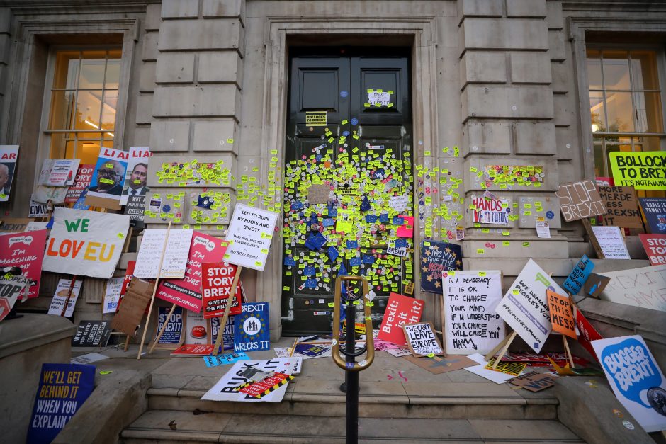 Londono gatves užkimšę demonstrantai reikalavo naujo balsavimo dėl „Brexit“