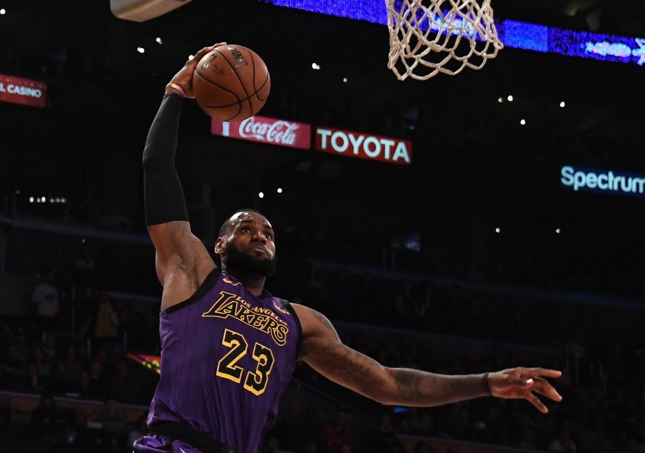 L. Jamesas ir „Lakers“ sutramdė NBA naujoką L. Dončičių