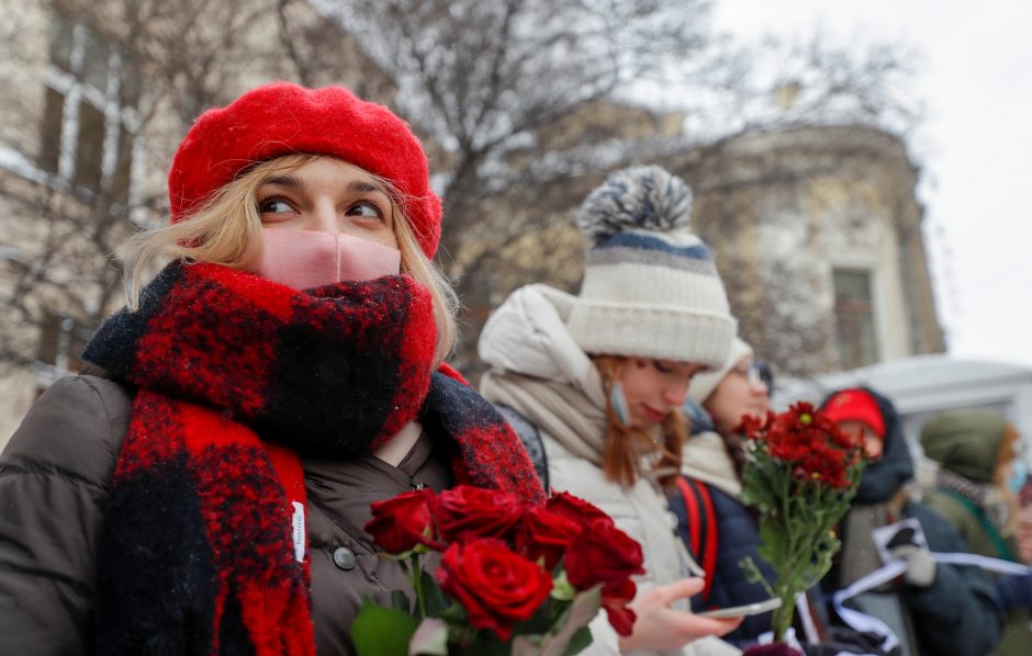 Rusijoje protestuodamos moterys Valentino dienos proga formavo žmonių grandines