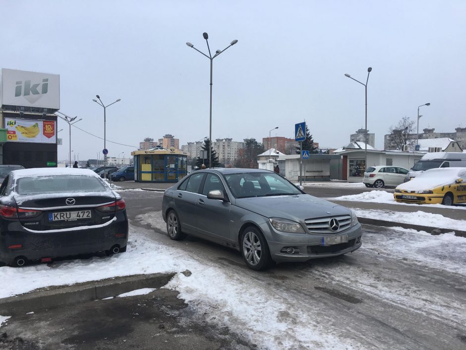 Įžūlumo viršūnė: „Mercedes-Benz“ paliko tiesiog ant išvažiavimo 