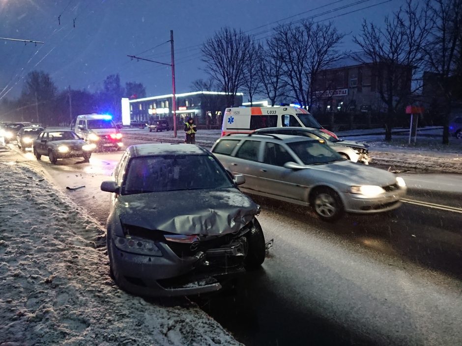 Kauno keliuose – vėl išbandymai: rytas prasidėjo avarijomis, yra sužalotų 
