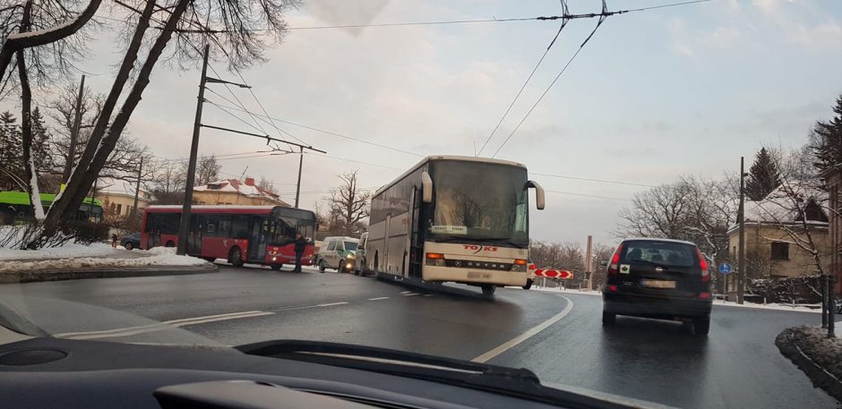 Eismą ant Parodos kalno visiškai paralyžiavo autobusų avarija