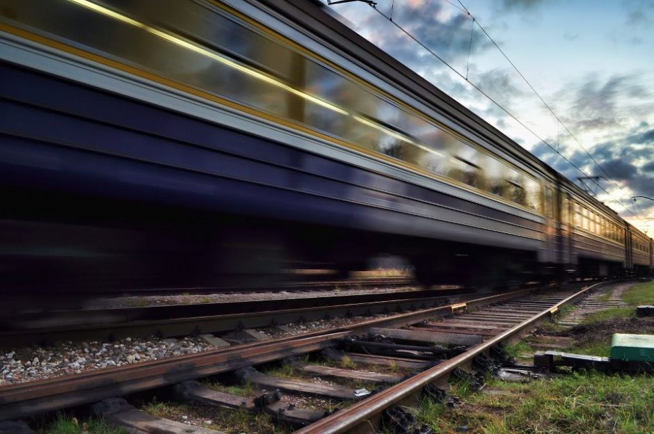 Tragedija Kazlų Rūdoje: traukinys mirtinai sužalojo jauną vyrą