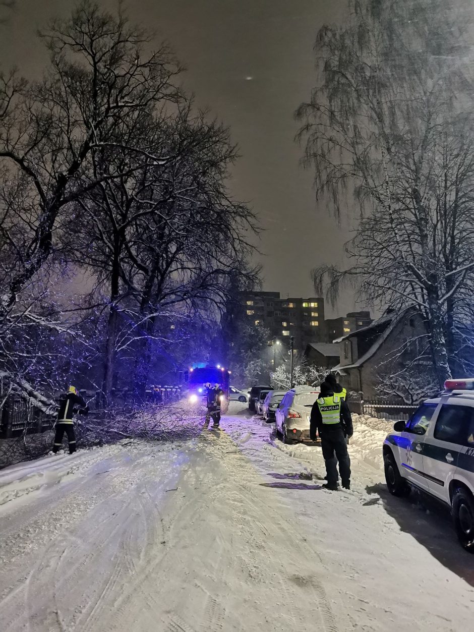 Gausus sniegas ugniagesiams nepašykštėjo darbų – Kauną ir rajoną vadavo iki paryčių