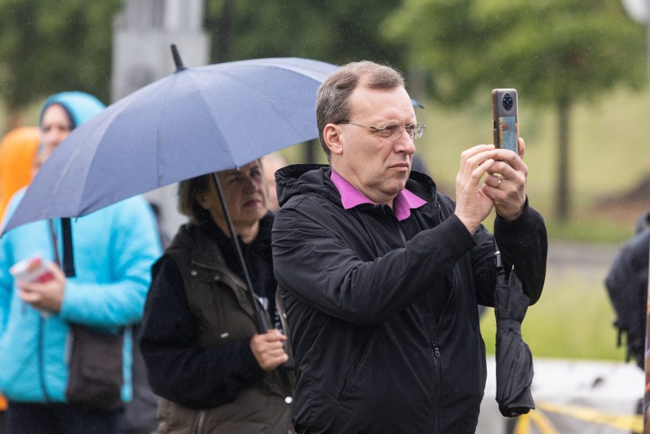 Šeimų sąjūdžio mitinge – ir Seimo nariai: protestuotojai piktinosi valdžios sprendimais