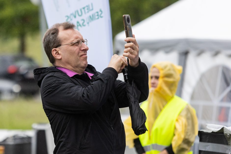 Šeimų sąjūdžio mitinge – ir Seimo nariai: protestuotojai piktinosi valdžios sprendimais