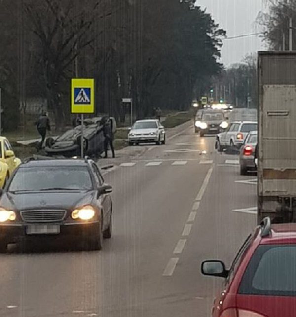 Per avariją Raudondvario plente automobilis apvirto ant stogo