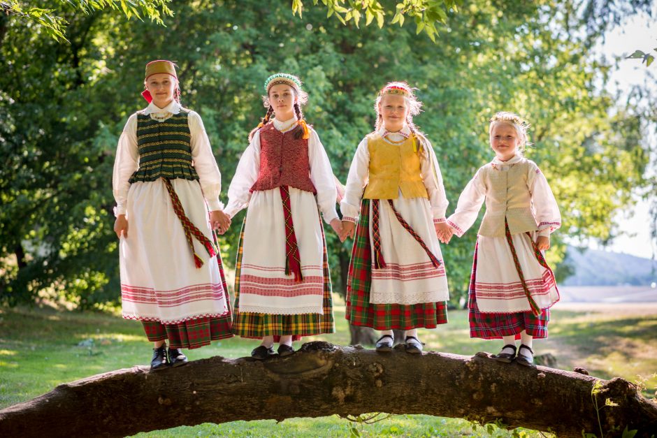 Tautinių kostiumų kūrėja: jie mus pakylėja ir skatina bendrystę