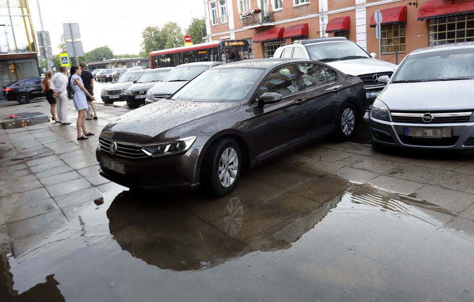 Eismą Kaune trikdė ne tik užsemtos gatvės, bet ir avarijos