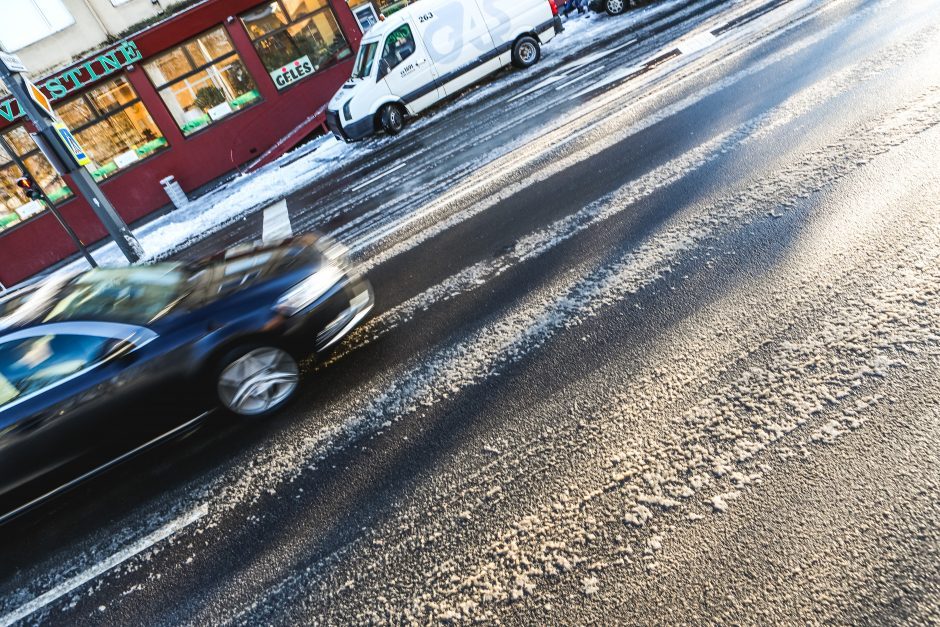 Įspėja vairuotojus: pavasarį keliuose tyko juodasis ledas