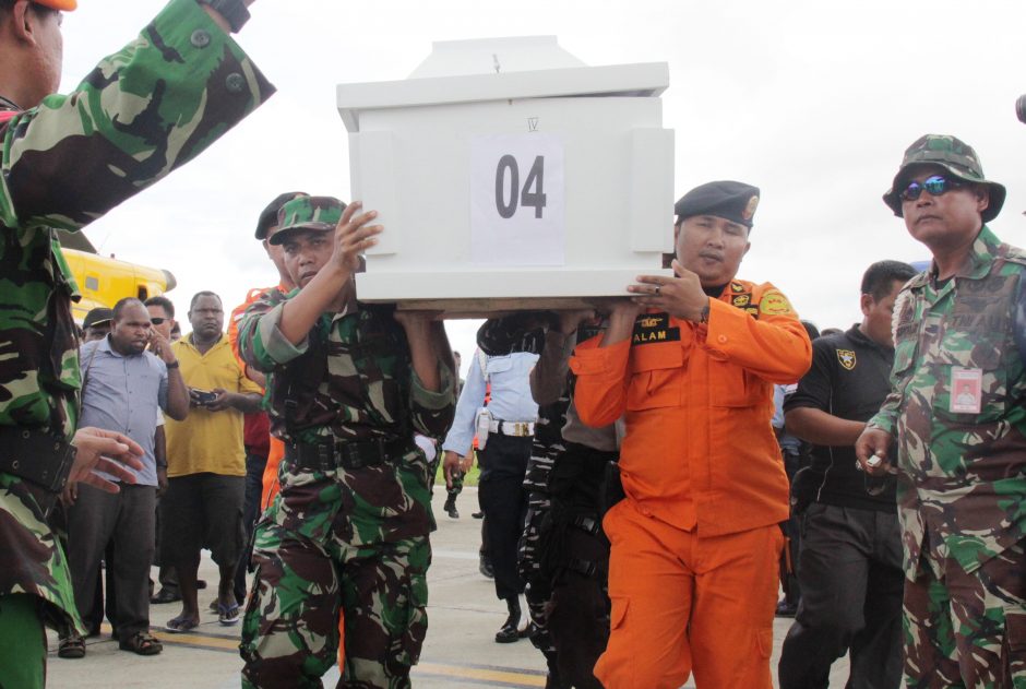 Indonezijoje išgelbėtas sudužusio sraigtasparnio pilotas, trys nariai žuvo