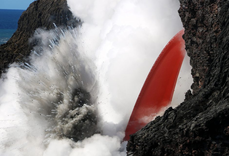 Havajuose į jūrą tekanti lava sukėlė smarkius sprogimus 