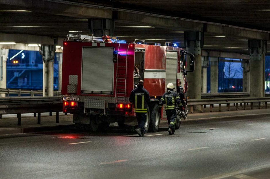 Pavakarės aliarmas: ugniagesiams pranešta apie gaisrą „Akropolio“ aikštelėje