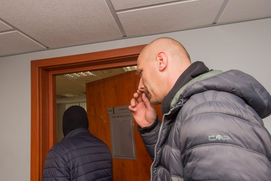 Į teismą atvestas korupcija įtariamas vienas iš Kauno ekonominės policijos vadovų