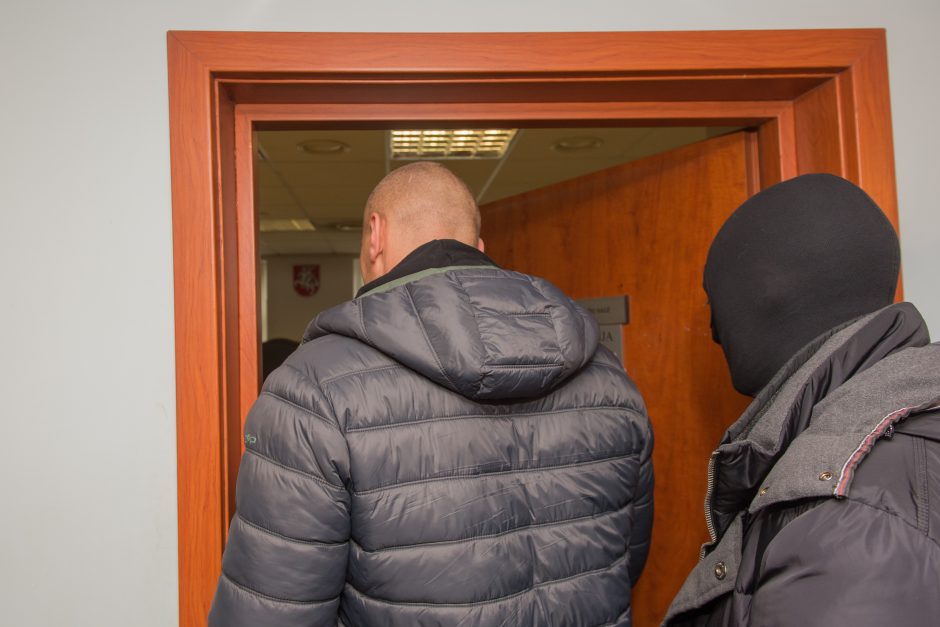 Į teismą atvestas korupcija įtariamas vienas iš Kauno ekonominės policijos vadovų