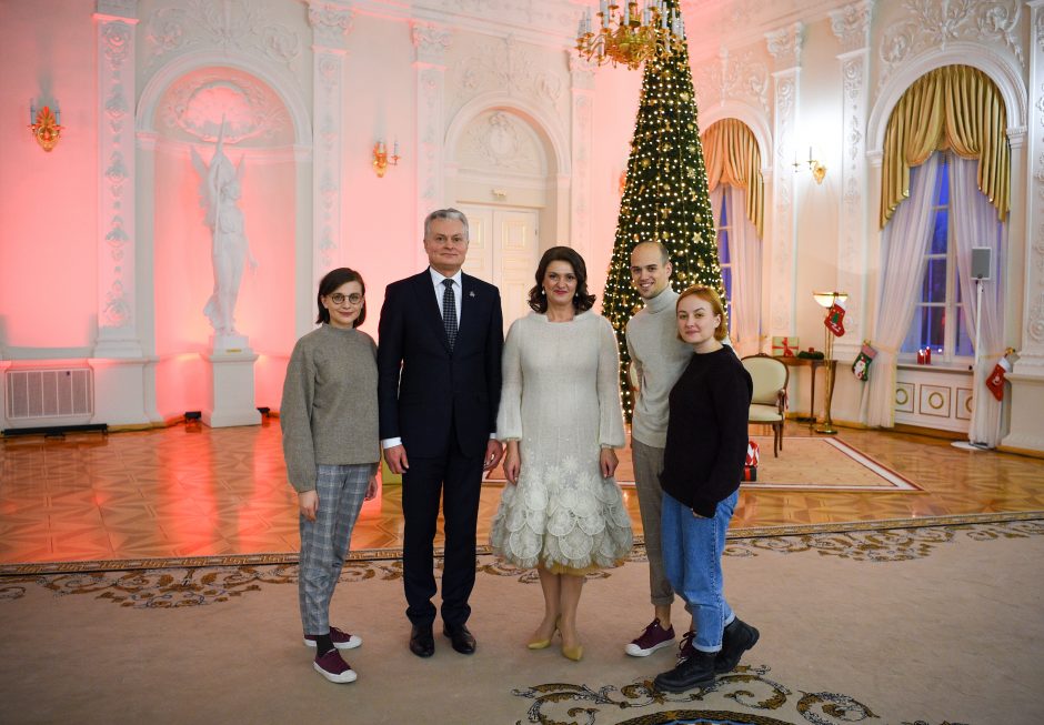 G. Nausėda ir pirmoji ponia Prezidentūroje įžiebė Kalėdų eglę