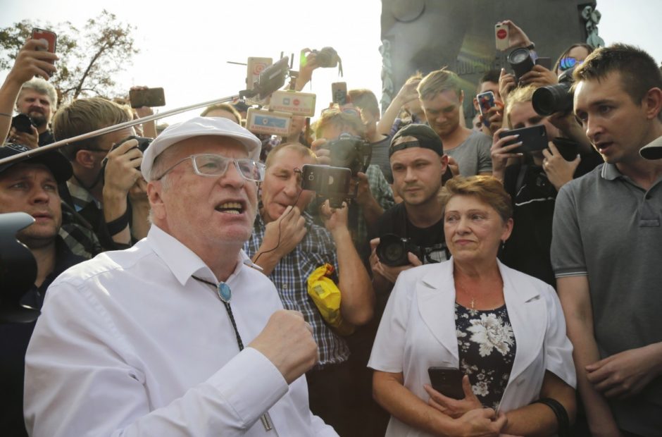 Rusijoje įsisiūbuoja protestai: pareigūnai žmones tramdo areštais  